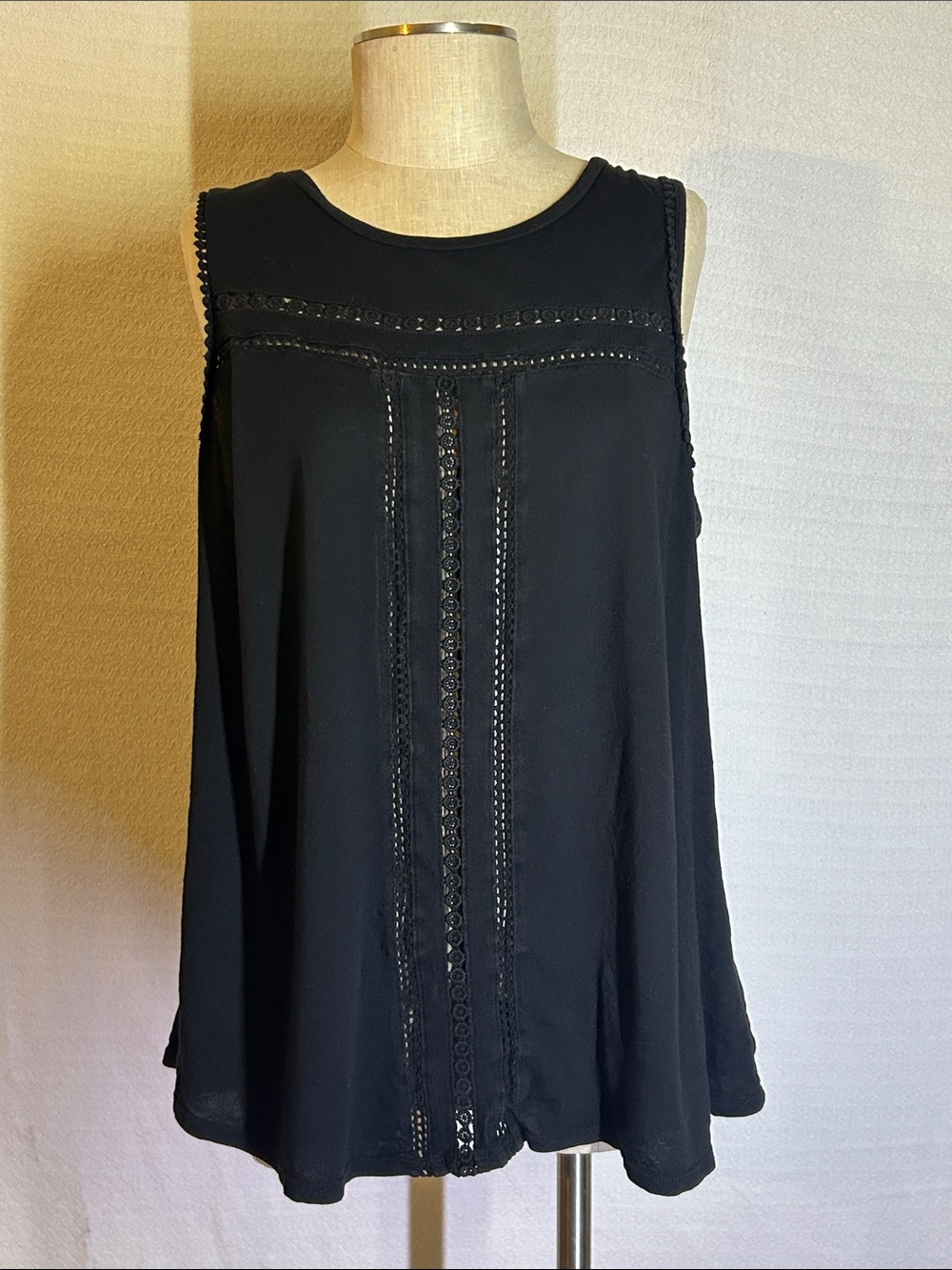 GAP Black Sleeveless Crochet-Trim Tank Top